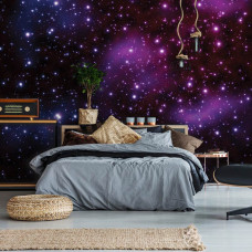 Een fotobehang met een kosmisch design van sterren en planeten, ideaal voor een slaapkamer.