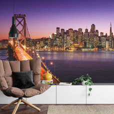 Een fotobehang met een nachtelijk stadsbeeld met de Bay Bridge, weergegeven in een huiskamer.