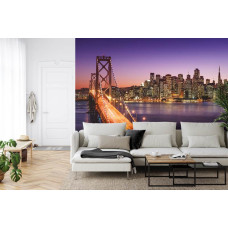 Een fotobehang met een nachtelijke weergave van de Bay Bridge, weergegeven in een woonkamer.