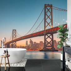Een fotobehang met de Bay Bridge en de stadslichten van San Francisco, weergegeven in een badkamer.