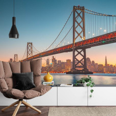 Een fotobehang met de Bay Bridge in een indrukwekkende stadsweergave, afgebeeld in een huiskamer.