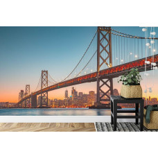 Een fotobehang met de San Francisco-Oakland Bay Bridge en een skyline van de stad, afgebeeld in een woonkamer.