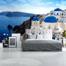 Een fotobehang van het iconische Santorini in Griekenland met een ontspannende vakantiesfeer in vliesbehangstijl voor een slaapkamer.