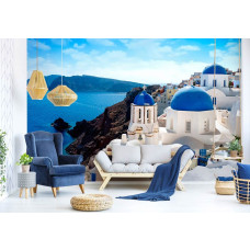 Een fotobehang van Santorini met een schilderachtig uitzicht in een stijlvolle woonkamer.