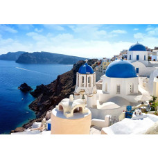 Fotobehang van Santorini in Griekenland, met een vakantie-uitstraling en blauwe daken.