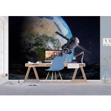 Een fotobehang van een satelliet in de ruimte, met de aarde als achtergrond, ideaal voor een inspirerende kinderkamer.