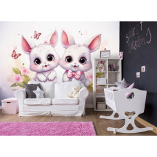 Een fotobehang van schattige konijntjes en vlinders in een kleurrijke babykamer.