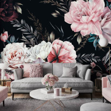 Fotobehang met schilderachtige bloemen op een zwarte achtergrond in een woonkamer.