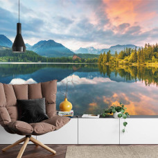 Een natuurlijk fotobehang van een berglandschap met water en groen, geschikt voor een huiskamer.