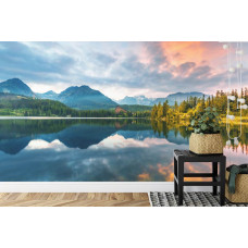 Een indrukwekkend fotobehang van een schitterend berglandschap in Slowakije met een prachtig meer en natuur, ideaal voor een keuken.