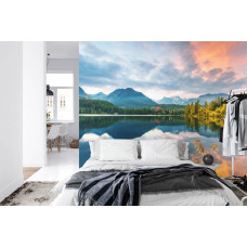 Een adembenemend fotobehang van een rustig bergmeer met omliggende natuur, ideaal voor een slaapkamer.