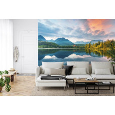 Een sfeervol fotobehang van bergen en een serene omgeving in Slowakije, perfect voor een woonkamer.