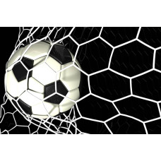 Fotobehang van een voetbal die schitterend in het doel belandt, vastgelegd op het moment van scoren in de wedstrijd.