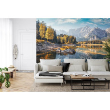 Een fotobehang met een sereen bosmeer en bergen, afgebeeld in een huiskamer.