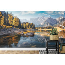 Een fotobehang met een rustig meer met bossen en bergen, afgebeeld in een kantoor.