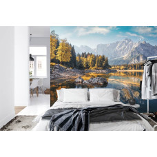 Een fotobehang met een vredig bosmeer met bergen in een slaapkamer.