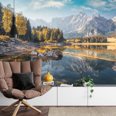Een fotobehang met een sereen meer omgeven door bossen in een woonkamer.