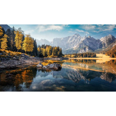Sereniteit straalt van dit fotobehang, met een bergmeer dat wordt omringd door dichte bossen en bergen.