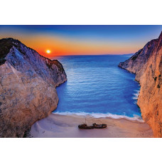 Fotobehang van Shipwreck Beach op Zakynthos, met een scheepswrak en strand op een Grieks eiland.