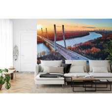 Een fotobehang met de Siekierkowski Bridge tegen een stadsachtergrond, weergegeven in een huiskamer.