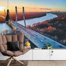 Een fotobehang met de Siekierkowski Bridge in Warschau, Polen, afgebeeld in een woonkamer.