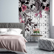 Een fotobehang van sierplanten op een betonnen muur met roze bloemen te zien in de woonkamer en slaapkamer.