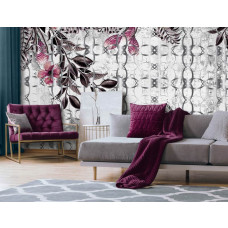 Een fotobehang van sierplanten op een betonnen muur met roze bloemen te zien in de woonkamer.