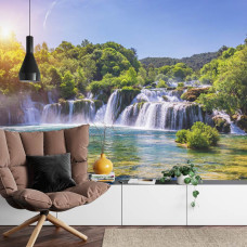 Een sfeervol fotobehang van de Skradinski Buk-waterval met serene waterstromen, perfect voor een huiskamer.