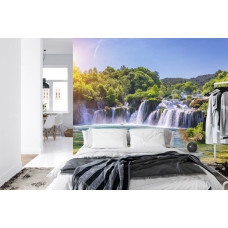 Een indrukwekkend fotobehang van de Skradinski Buk-waterval in een rustige omgeving, perfect voor een slaapkamer.