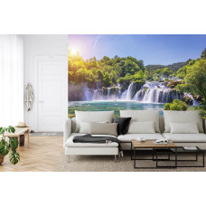 Een prachtig fotobehang van de Skradinski Buk-waterval in het Krka National Park, met weelderige natuur, ideaal voor een woonkamer.