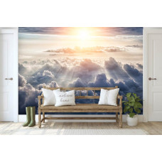Een fotobehang van een heldere lucht met wolken en zon, ideaal voor een woonkamer.