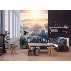Een fotobehang van een lucht met wolken en zonnestralen, perfect voor een huiskamer.