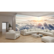 Een fotobehang met een rustige lucht en zonnestralen, passend voor een slaapkamer.