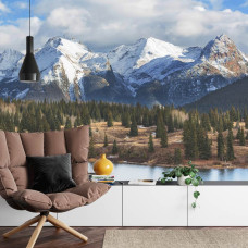 Een fotobehang met een adembenemend berglandschap met sneeuwtoppen en bossen, geschikt voor een huiskamer.