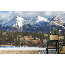 Een fotobehang met een panoramisch landschap van sneeuwtoppen en natuur, perfect voor slaapkamer en woonkamer.