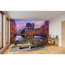 Fotobehang Speicherstadt Hamburg bij Avondlicht in de woonkamer met bruggen en sfeervolle weerspiegeling in het kanaal.