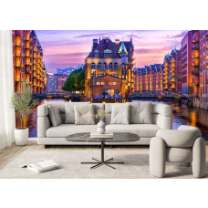 Fotobehang Speicherstadt Hamburg bij Avondlicht in de woonkamer met iconisch Hamburgs stadsgezicht en paarse avondlucht.