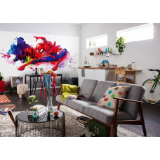 Een graffiti-stijl fotobehang van Spider-Man te zien in de kinderkamer.
