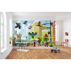 Fotobehang Spidey en vrienden in de stad zichtbaar in een kinderkamer met kleurrijke Marvel superhelden tussen gebouwen en straten.