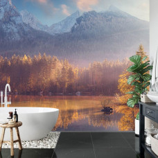 Een fotobehang met een spiegelend meer en bergen, weergegeven in een badkamer.