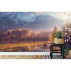 Een fotobehang met een spiegelend meer en indrukwekkende bergen, afgebeeld in een huiskamer.