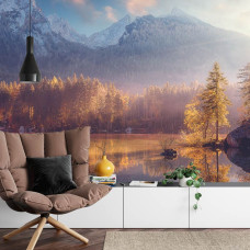 Een fotobehang met een majestueus berglandschap met een spiegelend meer, afgebeeld in een woonkamer.