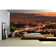 Een fotobehang van een stad bij nacht met verlichte brug.