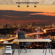 Een fotobehang van een nachtelijk stadslandschap met brugverlichting voor het kantoor.