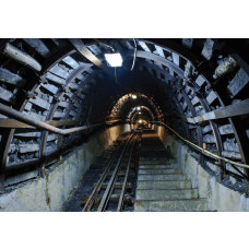 Steenkolenmijn met een 3D-tunnel en spooreffecten op indrukwekkend fotobehang.