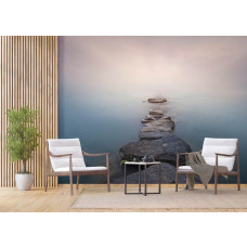 Een fotobehang van een stenen pad in het water met rotsen in een woonkamer.