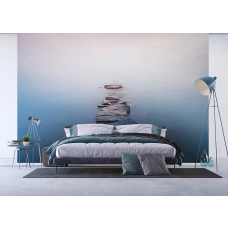 Een fotobehang van een stenen pad in het water in een slaapkamer.