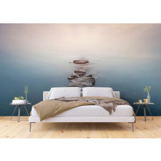 Een fotobehang van een stenen pad in het water in een slaapkamer met vliesbehang.
