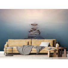 Een fotobehang van een stenen pad in het water in een woonkamer met vliesbehang.
