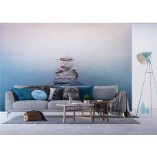 Een fotobehang van een stenen pad in het water in een woonkamer.